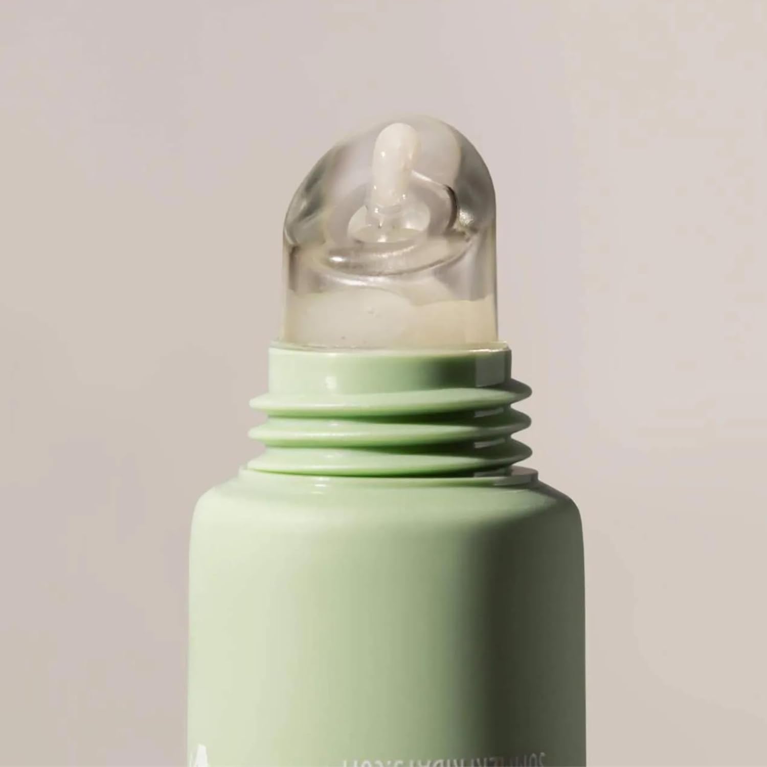 Highlights the product's precise applicator tip, suggesting easy and accurate application of the contents.