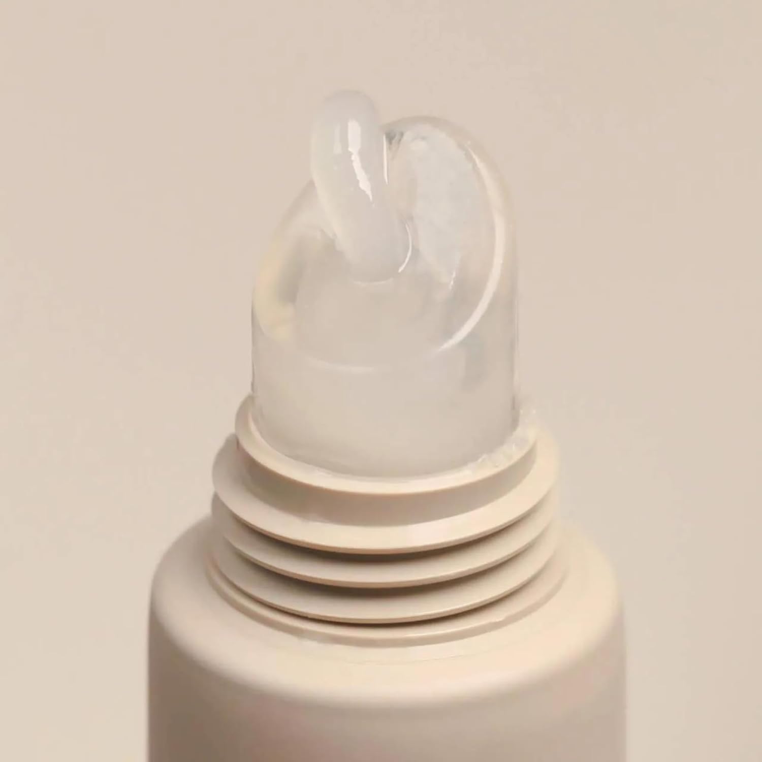 Highlights the product's precise dispensing mechanism, suggesting controlled and accurate application of the contents.