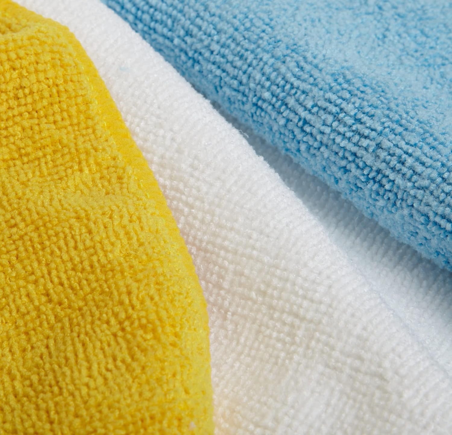 Highlights the high-quality microfiber texture of the product, showcasing its softness and absorbency.