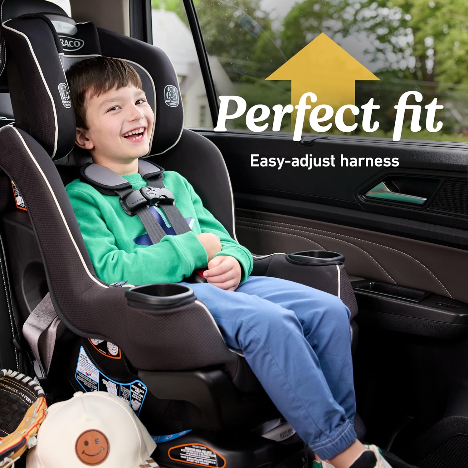 Highlights the car seat's easy-to-adjust harness feature, emphasizing the perfect fit for the child's comfort and safety.