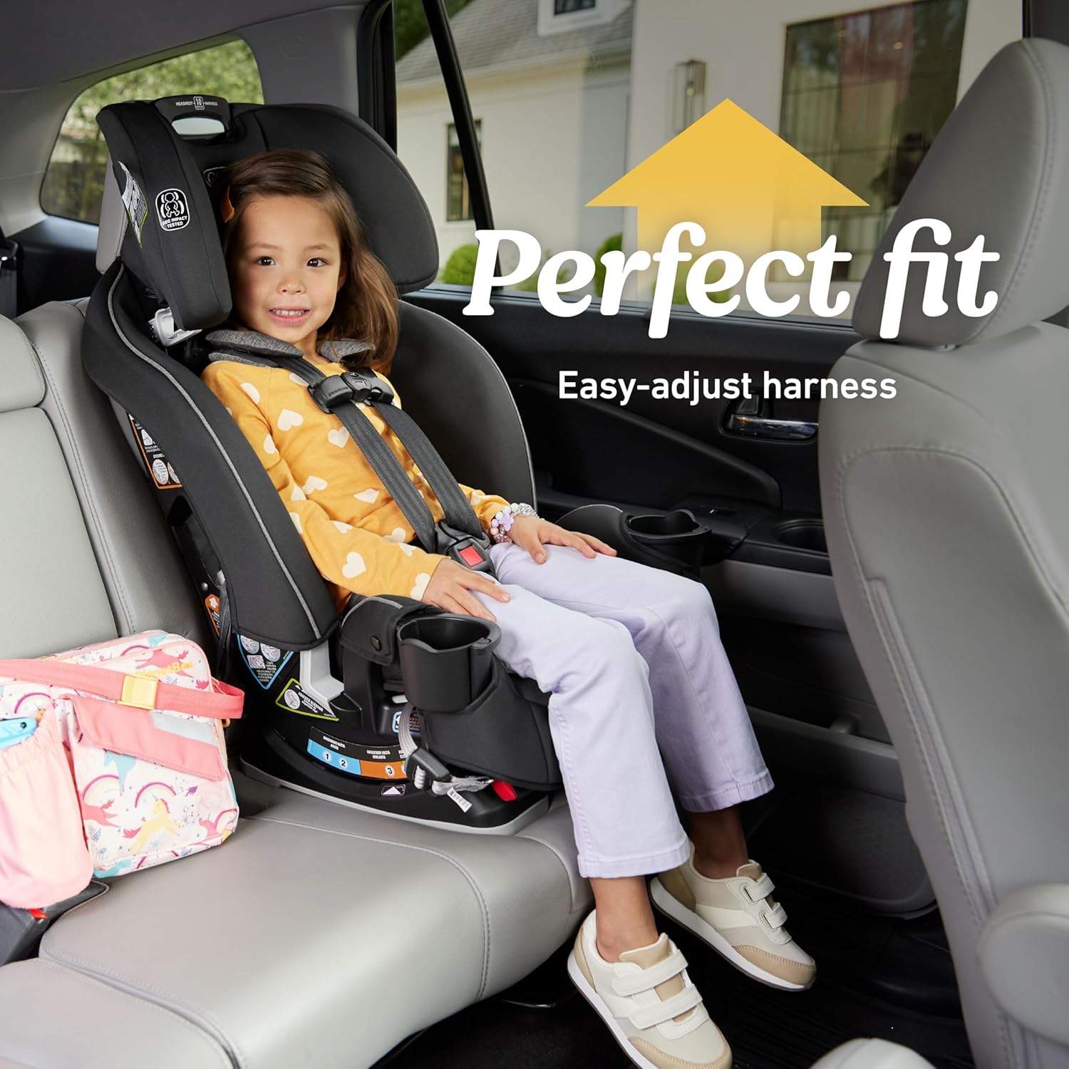 Highlights the car seat's easy-to-adjust harness feature, emphasizing the perfect fit for the child's safety and comfort.