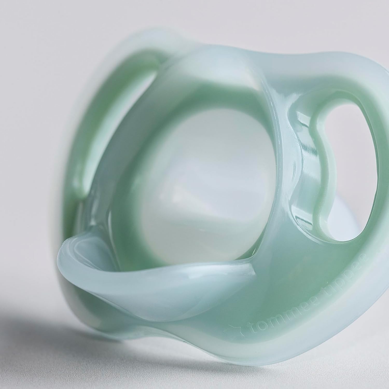 Highlights the product's unique ergonomic shape, suggesting comfort and ease of use for the consumer.