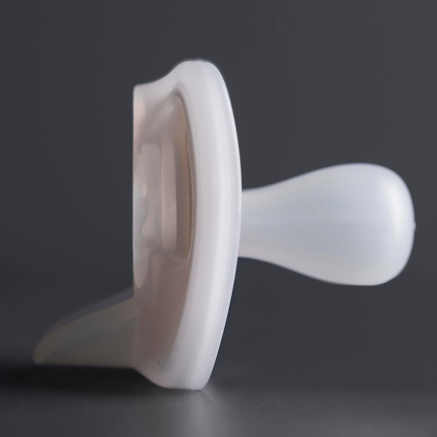 Highlights the product's ergonomic shape, suggesting comfort and ease of use.