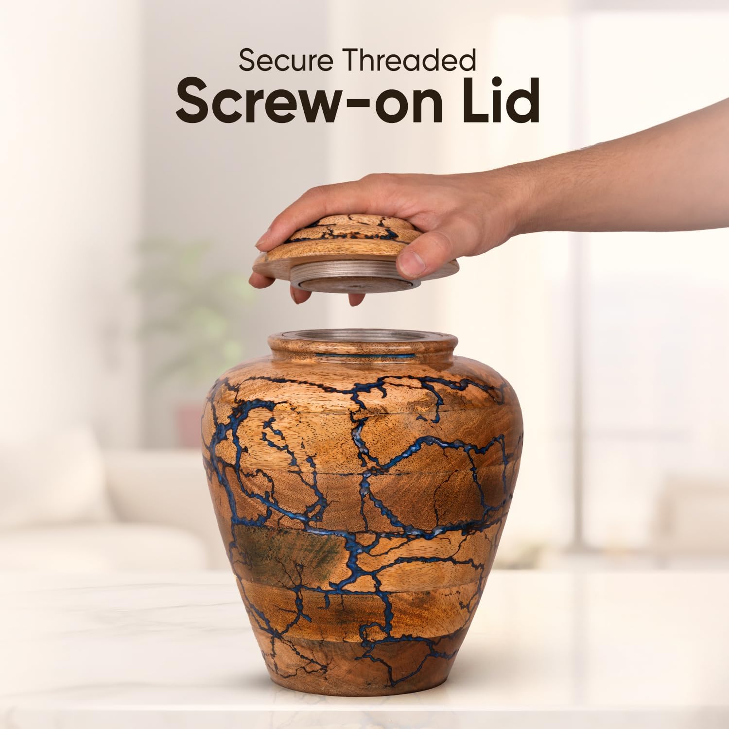 Highlights the product's secure lid feature to reassure customers about its ability to keep contents safely contained.
