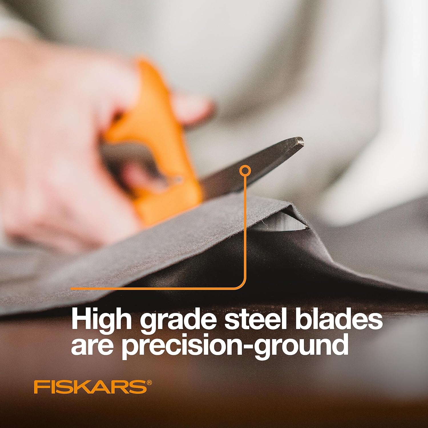 Highlights the high-quality blade material and manufacturing process to emphasize the product's cutting precision and durability.
