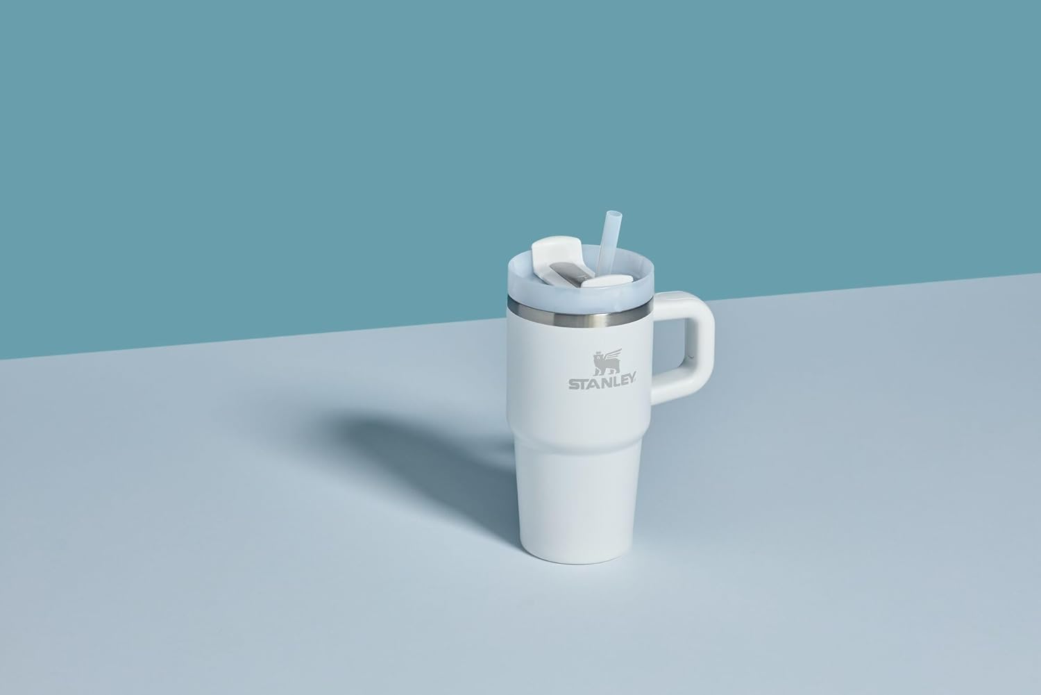 Highlights the product's insulated design to keep drinks at desired temperature.