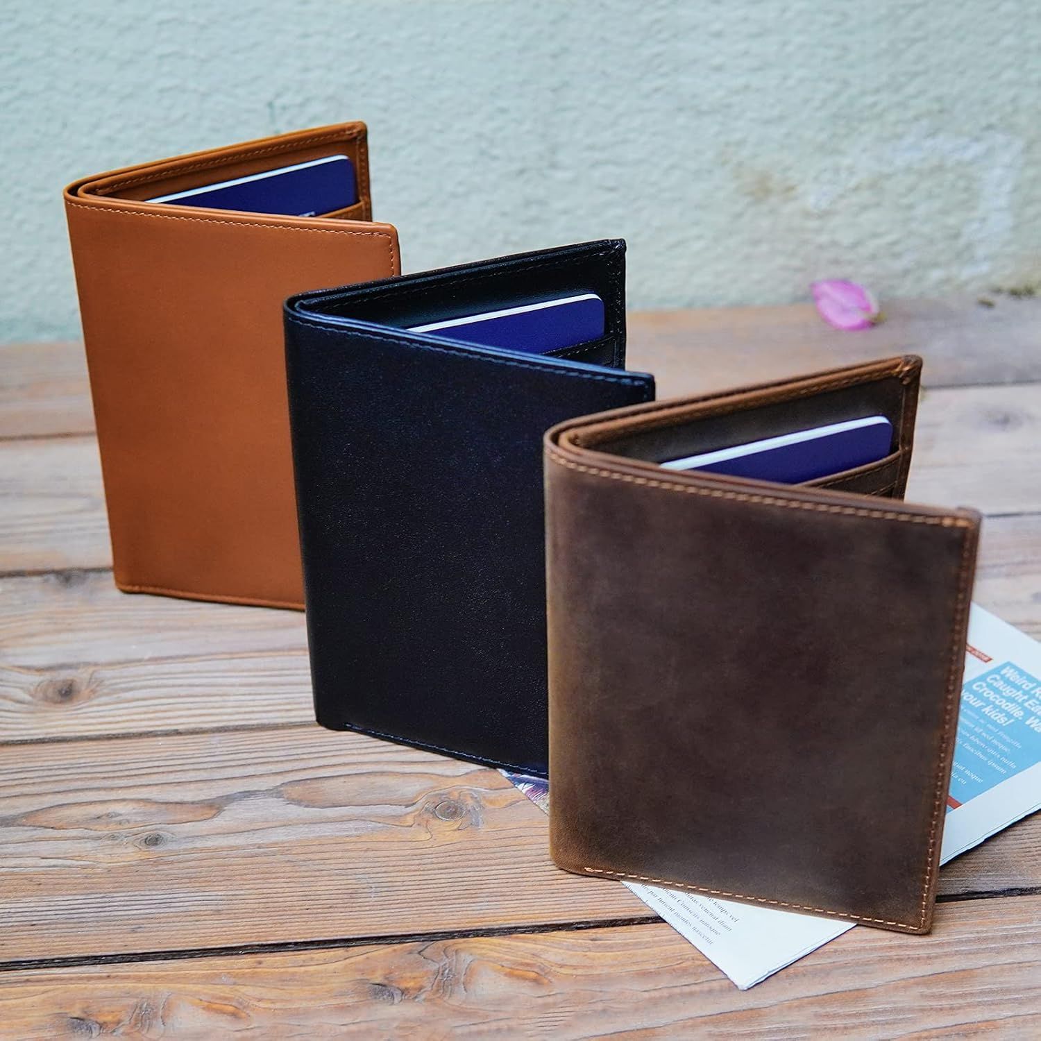 Displays the available color and material options for the wallet to help shoppers choose the variant that best suits their style preference.
