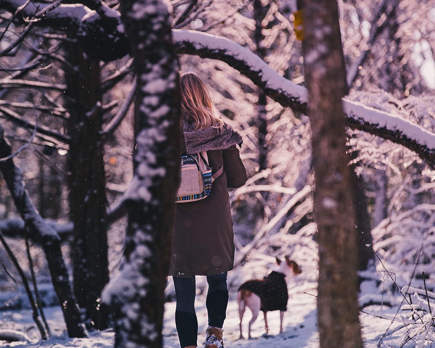 Positions the product as suitable for cold weather and winter activities, creating an emotional connection with seasonal use.