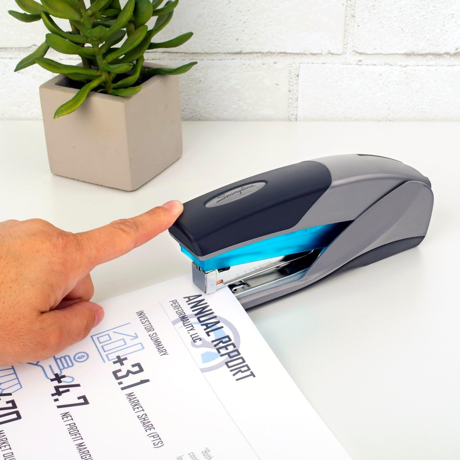 Demonstrates how simple it is to use the stapler with one-touch operation, reassuring shoppers that the product is user-friendly and requires minimal effort. Highlights the stapler's simple,…