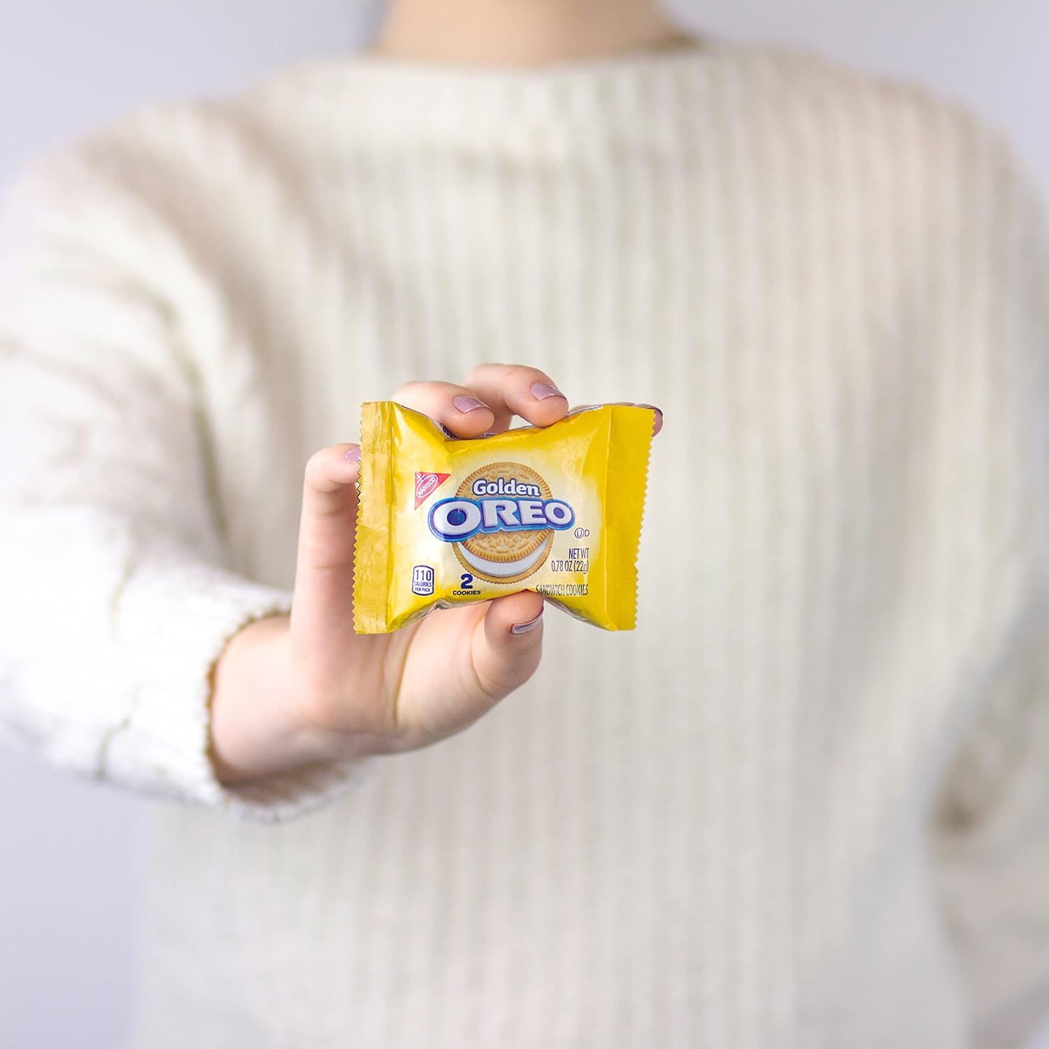 Shows the product in a natural, relatable context to help shoppers visualize the product in everyday life and create an emotional connection.