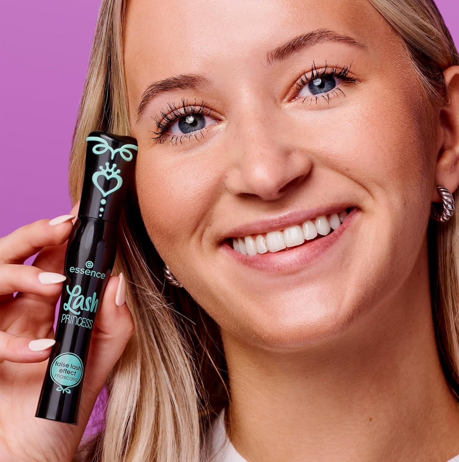 Demonstrates the dramatic lash enhancement results achieved by using the Essence Lash Princess mascara, showing the visible transformation and volume it delivers.