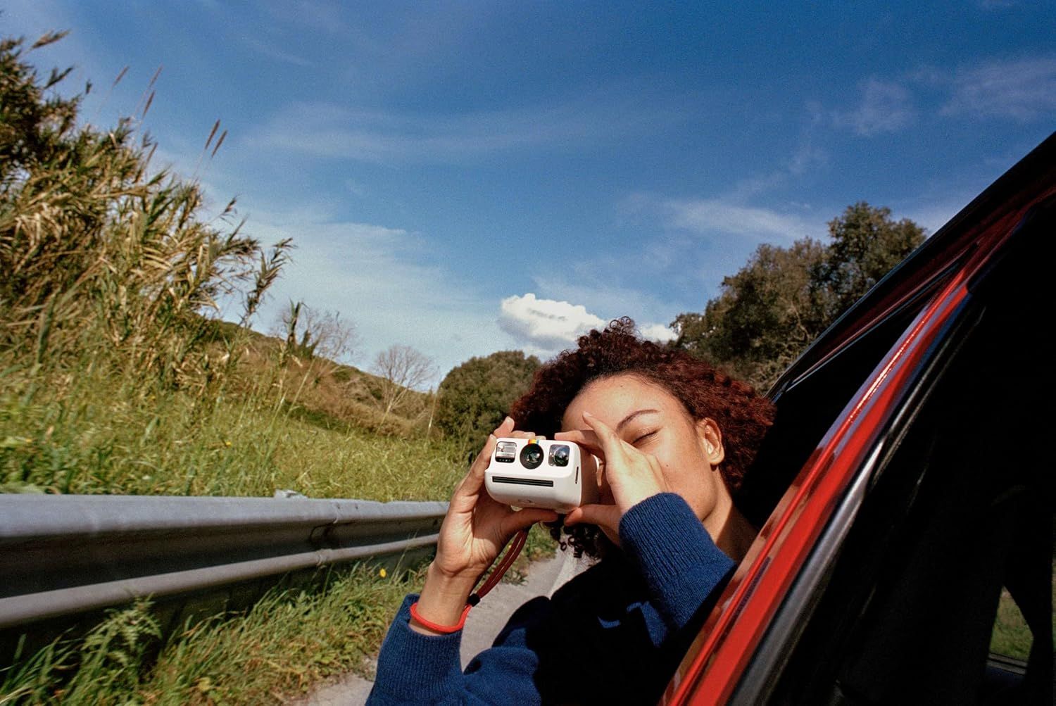 Demonstrates the product being used in a real-world outdoor travel scenario, creating an emotional connection and showing the product's portability and…