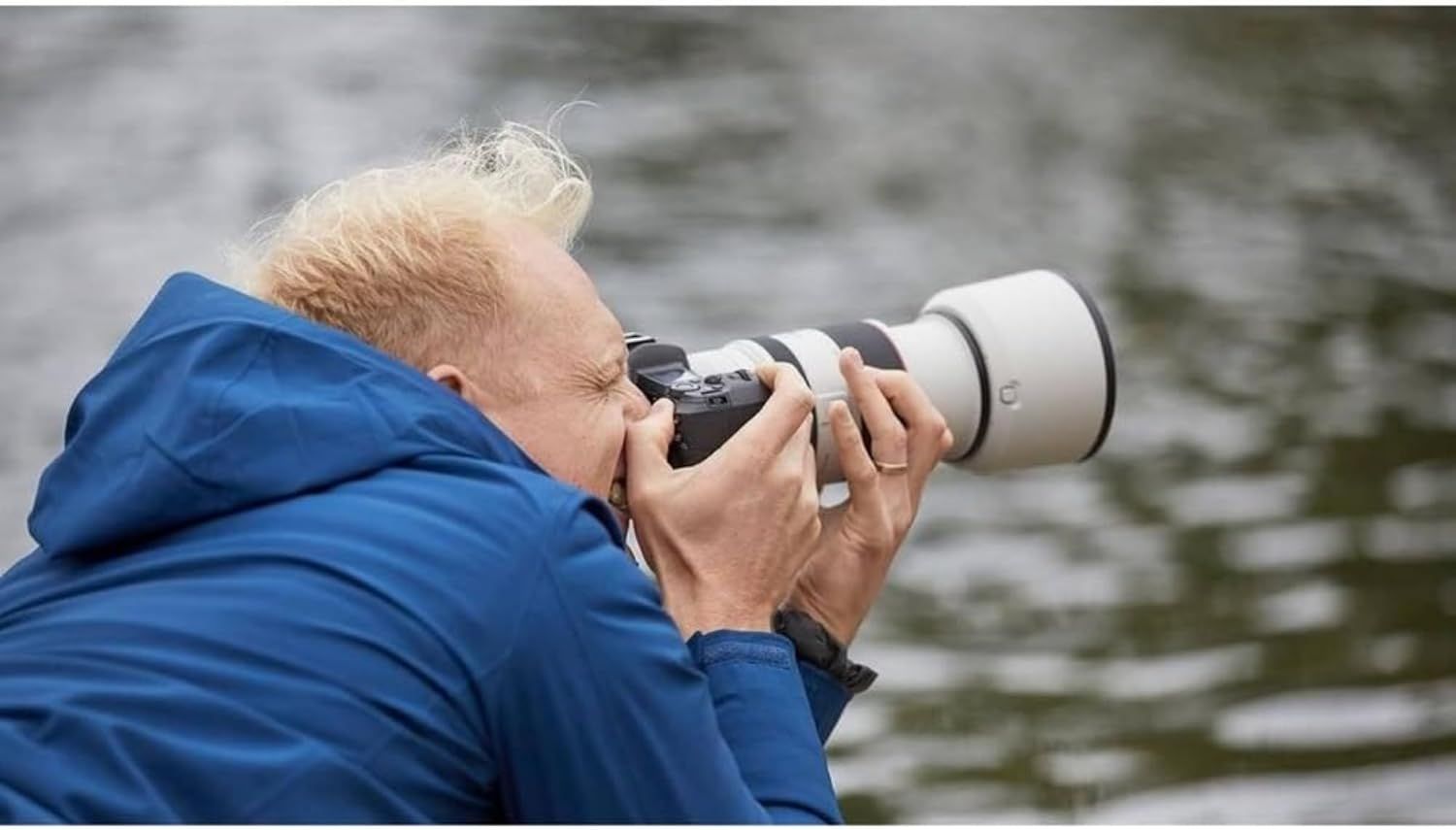 Demonstrates the product in a real-world outdoor photography scenario to help shoppers visualize themselves using the camera and lens in nature settings.