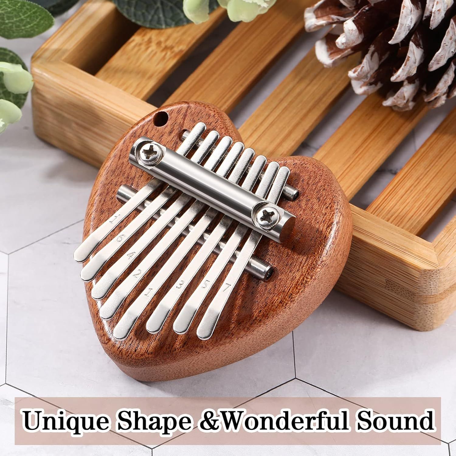 Highlights the product's distinctive heart-shaped design and quality sound to appeal to shoppers looking for an aesthetically pleasing and well-performing musical instrument.
