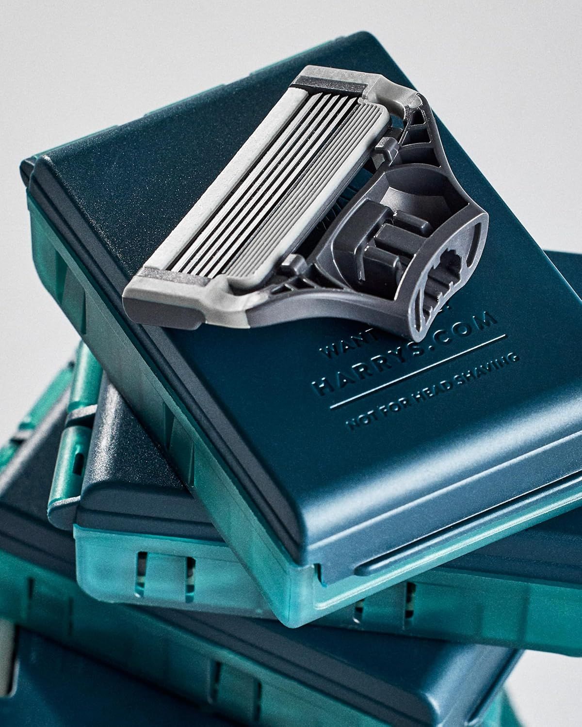 Displays the razor cartridge on its branded packaging in a clean, catalog-style format to show the product clearly without distractions.