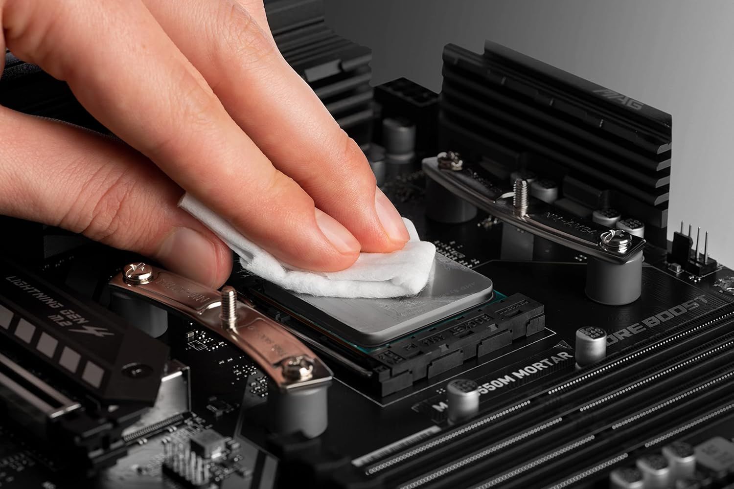 Demonstrates how to properly apply thermal paste to a CPU, showing the installation process to reassure shoppers about ease of use and proper setup.