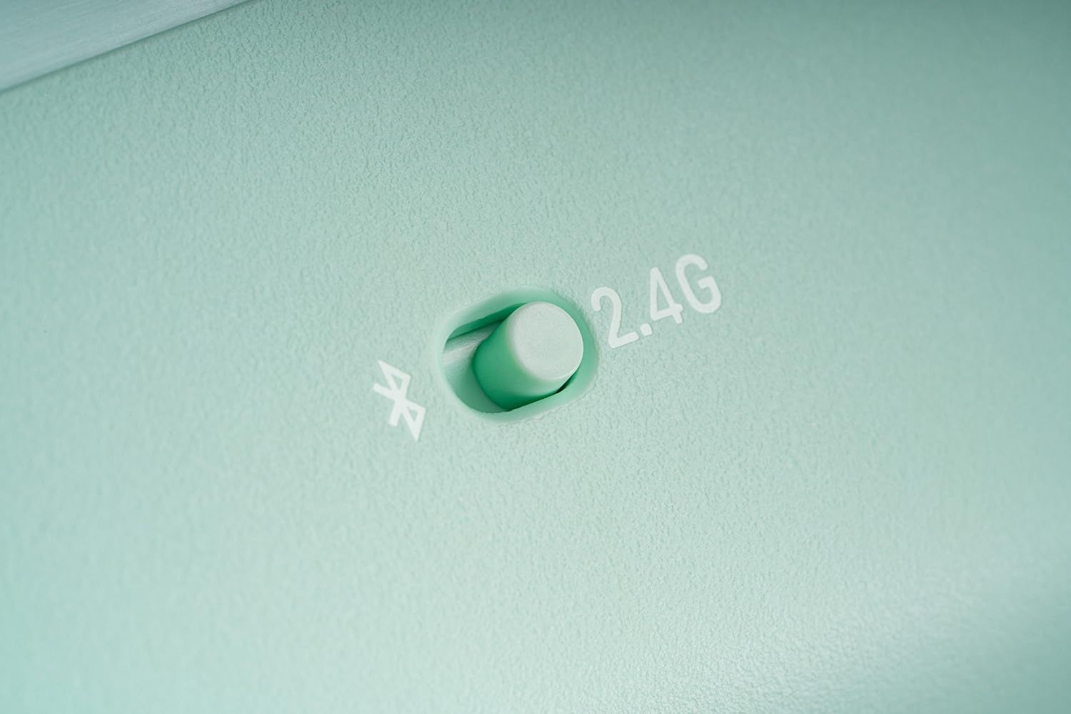 Communicates the product's extremely light weight (2.4g) to emphasize portability and comfort for the shopper.