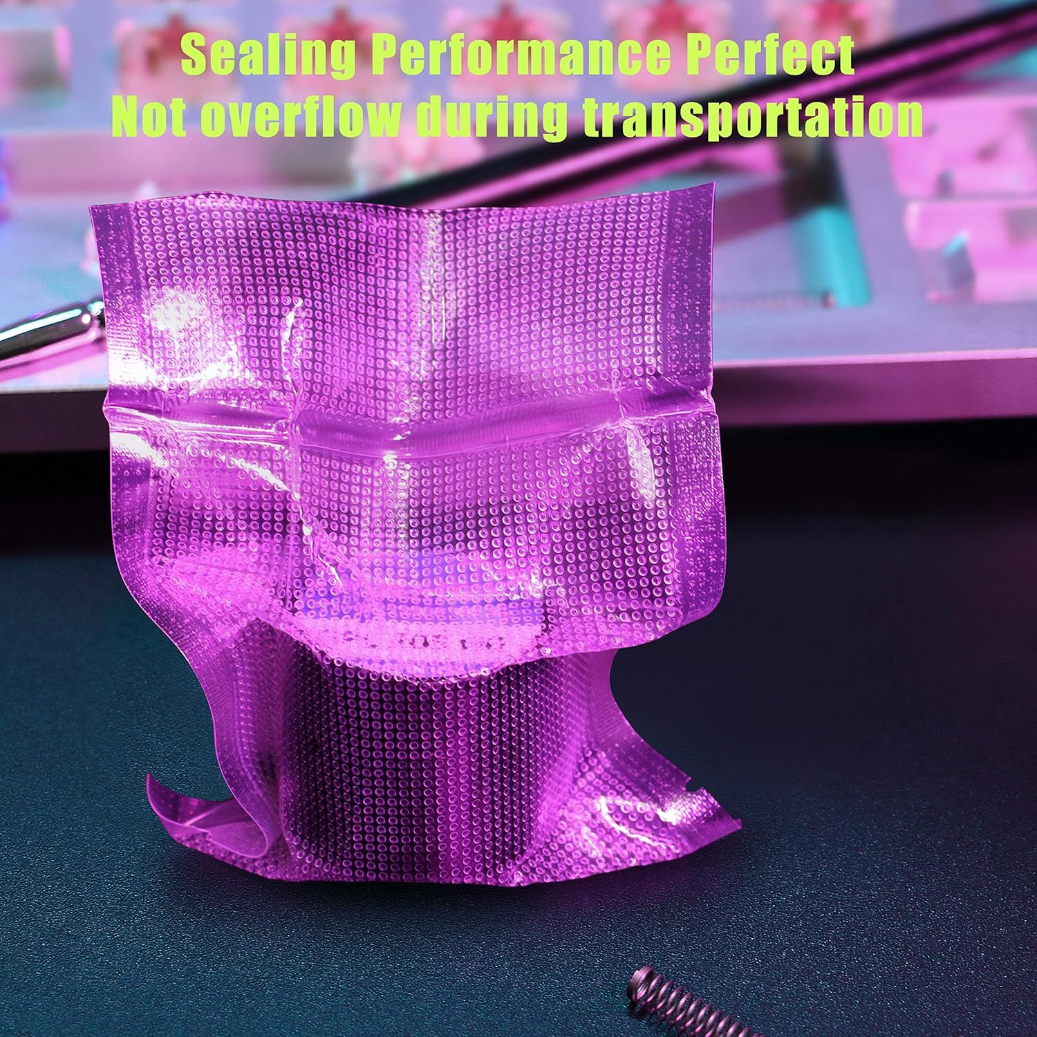 Demonstrates the product's superior sealing performance by showing it does not leak or overflow during transport, reassuring shoppers of its reliability and quality.