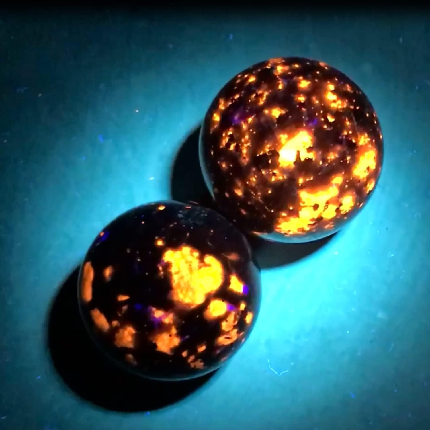 Shows the product clearly in a clean, distraction-free format to help shoppers see the physical appearance and design of the illuminated spheres.