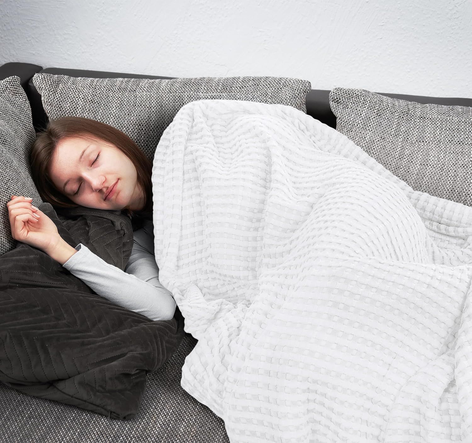 Demonstrates the product in use for rest and relaxation to help shoppers visualize its comfort and coziness.