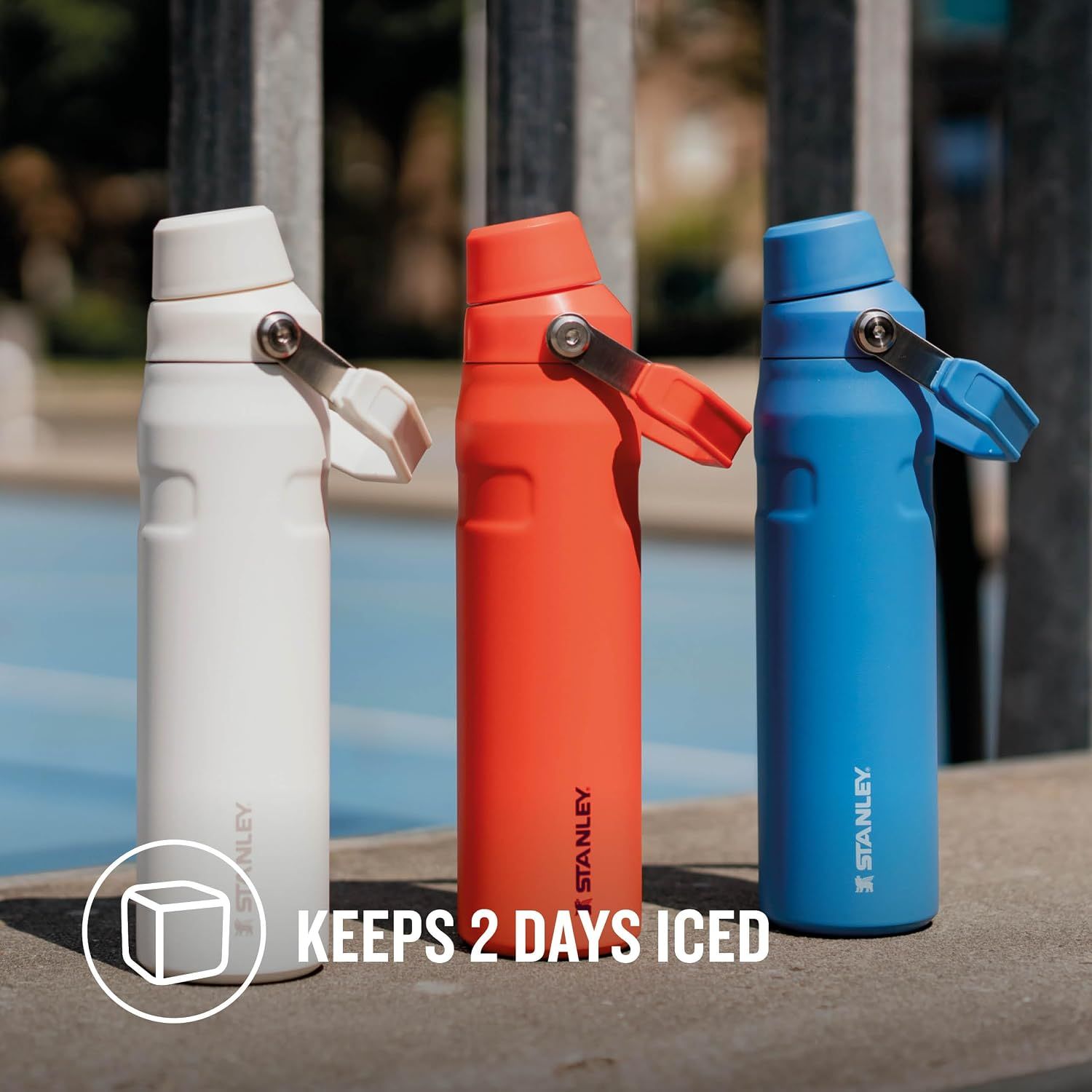 Highlights the bottle's ability to keep drinks iced for 2 days, reassuring shoppers of its excellent insulation performance.