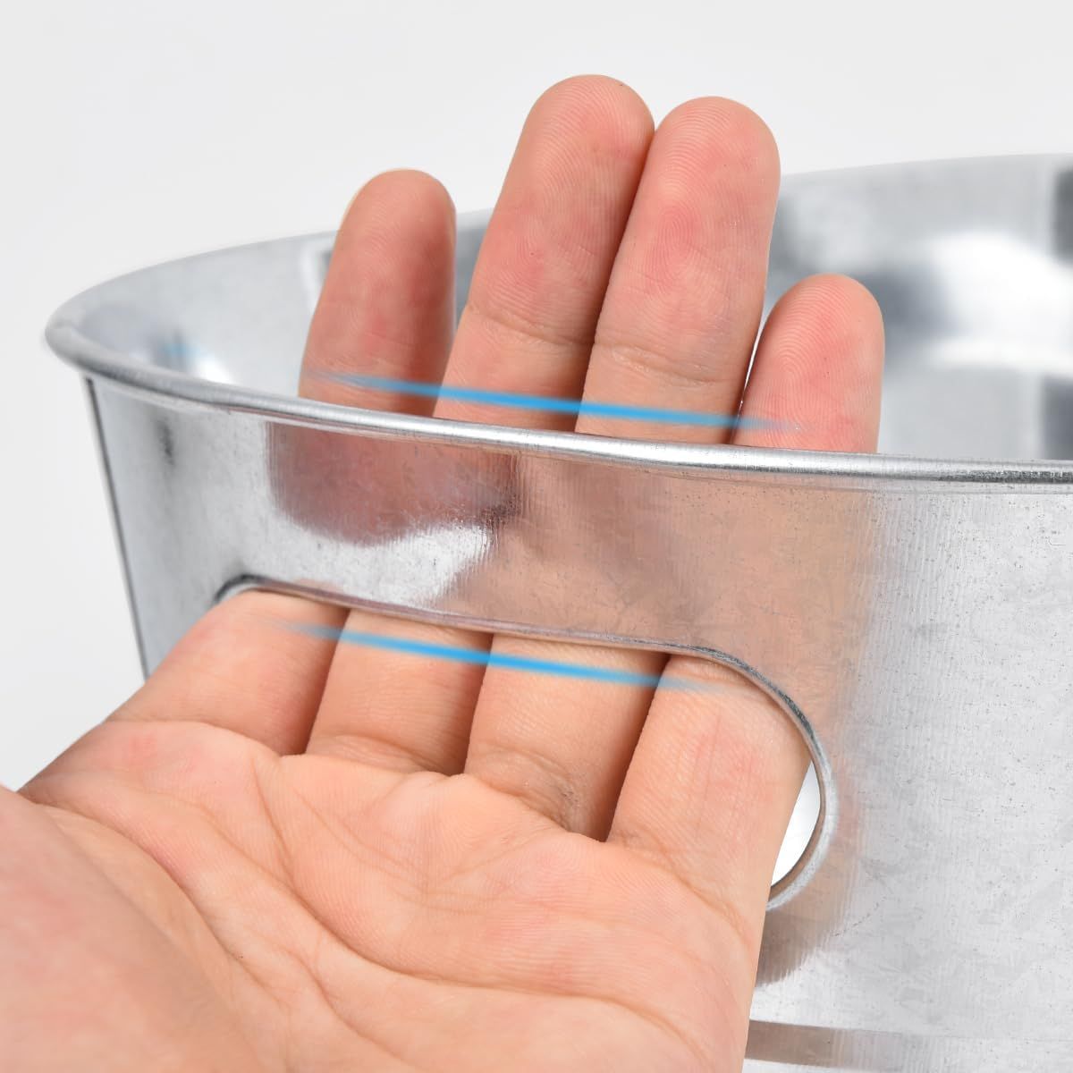 Shows the handle is smooth and comfortable to grip for carrying.