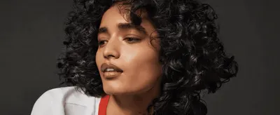 Shows healthy, defined curls on a real model so shoppers picture the hair result they want.