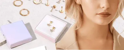 Highlights the elegant gift box presentation to reassure shoppers the earrings arrive ready for gifting.