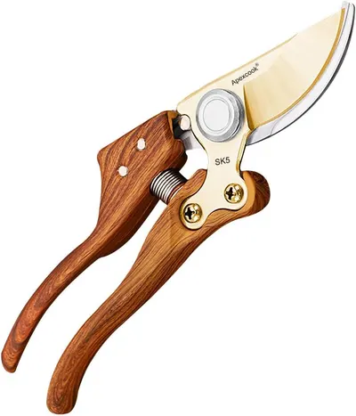 Showcases the high-quality construction and premium materials of the pruning shears, emphasizing the wooden handle and gold-colored blade.