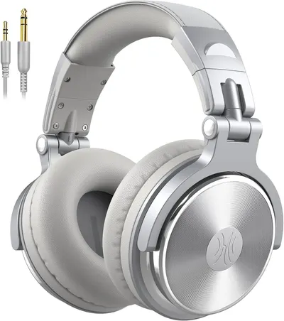 Shows the shopper exactly what is included in the purchase: the headphones and two audio cable connectors.