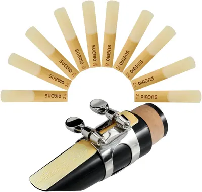 Shows the buyer exactly what is included in the purchase: multiple clarinet reeds and the mouthpiece assembly, demonstrating the complete set they will receive.