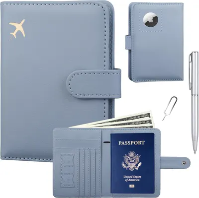 Shows buyers exactly what they will receive in the purchase, including the passport holder, AirTag case, pen, and additional accessories, demonstrating the complete value of the travel set.