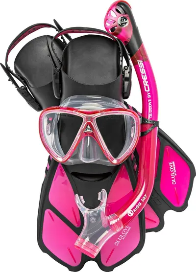 Displays the complete snorkeling kit including mask, snorkel, fins, and gear bag to show shoppers everything included in the purchase. Shows all the…