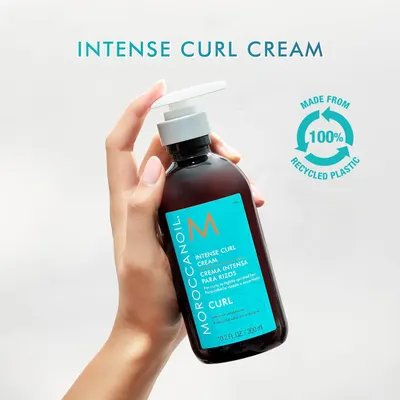 Highlights the product's ability to provide intense curl definition while also showcasing its eco-friendly packaging made from 100% recycled plastic.