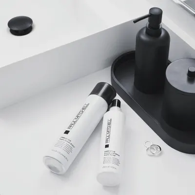 Shows the hair care products included in the set or bundle.