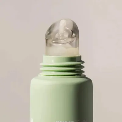 Highlights the product's precise applicator tip, suggesting easy and accurate application of the contents.