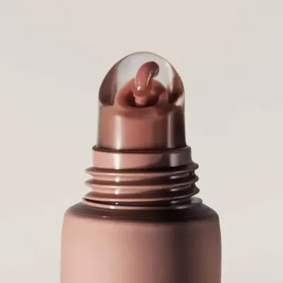 Highlights the product's innovative applicator tip, suggesting precise and easy application of the cosmetic product.