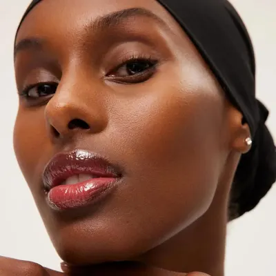Showcases the product's ability to create glossy, moisturized lips, emphasizing the cosmetic benefit.