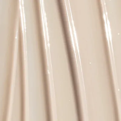 Highlights the product's smooth and silky texture to convey its high-quality and luxurious feel.