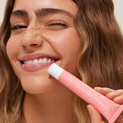 Demonstrates the simplicity of applying the lip product, emphasizing its user-friendly nature.