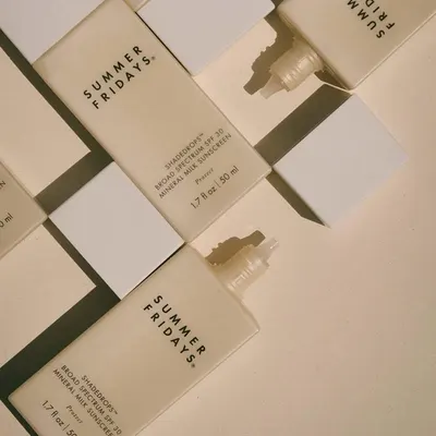 Showcases the product packaging and bottle design to familiarize customers with the appearance of the sunscreen they'll receive.