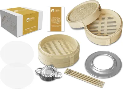 Shows all components included in the bamboo steamer set, reassuring customers of the value and completeness of the product.