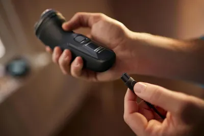 Demonstrates how to easily attach or detach an accessory to the main device, highlighting the product's user-friendly design.
