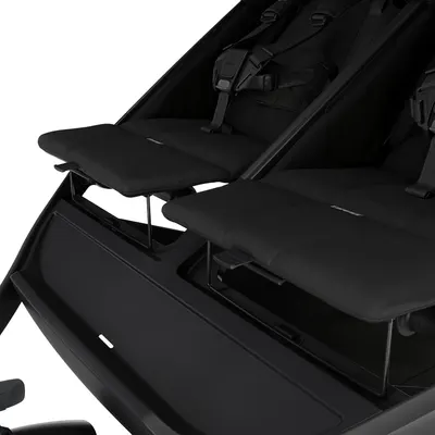 Highlights the adjustable footrest feature of the stroller, showing how it can be customized for comfort.