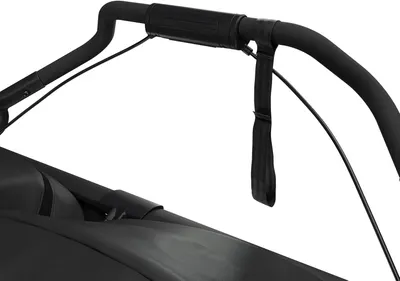 Highlights the ergonomic handlebar design of the stroller, showing its adjustable and comfortable grip for parents.
