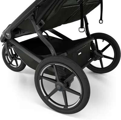 Highlights the stroller's large wheel size to emphasize stability and smooth ride quality.
