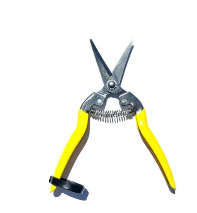 Highlights the spring-loaded mechanism of the scissors, emphasizing ease of use and ergonomic design.