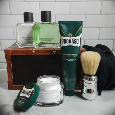 Shows all the items included in the Proraso shaving set, demonstrating the comprehensive nature of the product for a complete shaving experience.