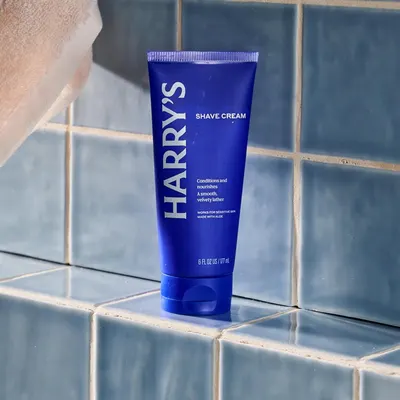 Highlights that the shave cream is suitable for sensitive skin and contains aloe, reassuring customers with skin concerns.