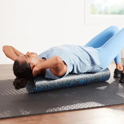 Demonstrates proper use of the foam roller for back stretching and muscle recovery.